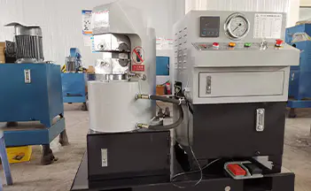 Hydraulisten vaijeripuristimien huoltoa koskevat varotoimet.